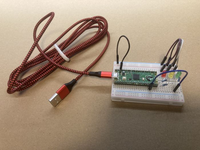 20210804 Pico auf Breadboard mit Ampel und USB-Kabel.jpg